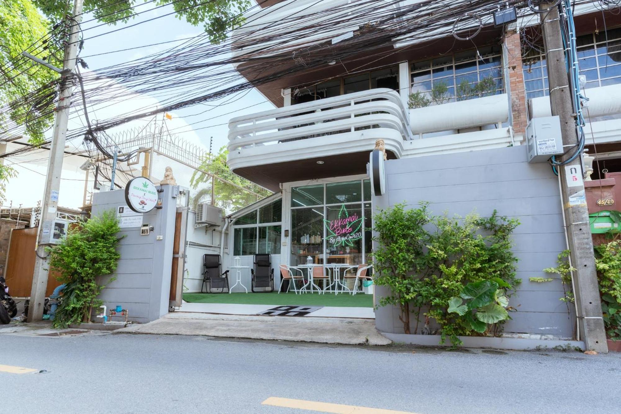 420 Hostel - Ekkamai Buds & Beds Banguecoque Exterior foto